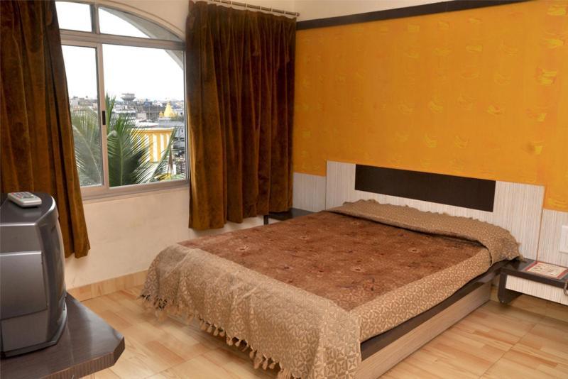 Sharan Hotel Ширди Екстериор снимка